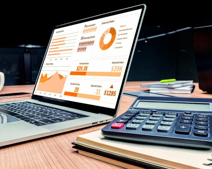 mock-up-slide-show-presentation-display-laptop-with-calculator-notebook-table