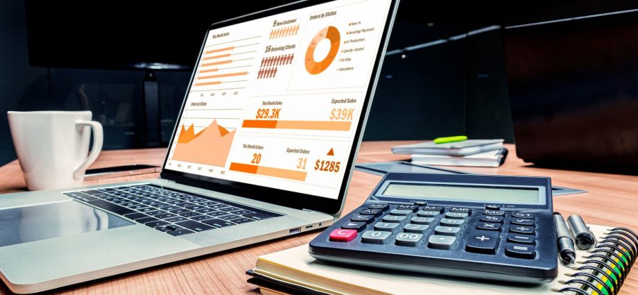 mock-up-slide-show-presentation-display-laptop-with-calculator-notebook-table